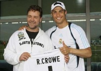 Russell Crowe junto a Cristiano Ronaldo posa con la camiseta del Real Madrid